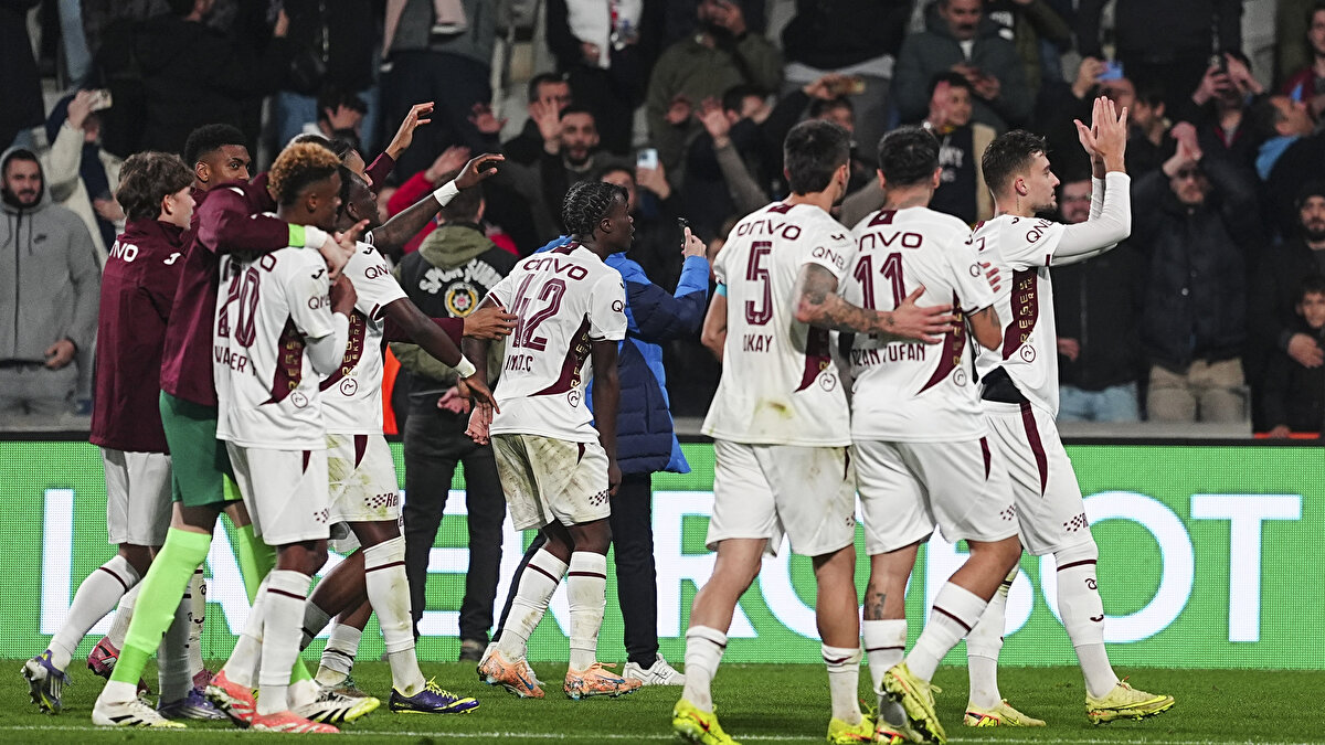 "MELER'İN AHI GİTMİŞ VAHI KALMIŞ"<br><br>"Trabzonspor'un 3. golünde Onuachu, coğrafik olarak ofsayt ancak oyuna ve rakibe müdahalesi yok, kaleci topu görüyor, gol temiz. Uzatma dakikalarında Başakşehir'in beraberlik golünde Onuachu ofsaytı bozan oyuncu, gol nizami. Maçı dün gece VAR hakemi Cihan Aydın yönetti. Bunu üzülerek yazıyorum ama Halil Umut Meler'in ahı gitmiş, vahı kalmış."