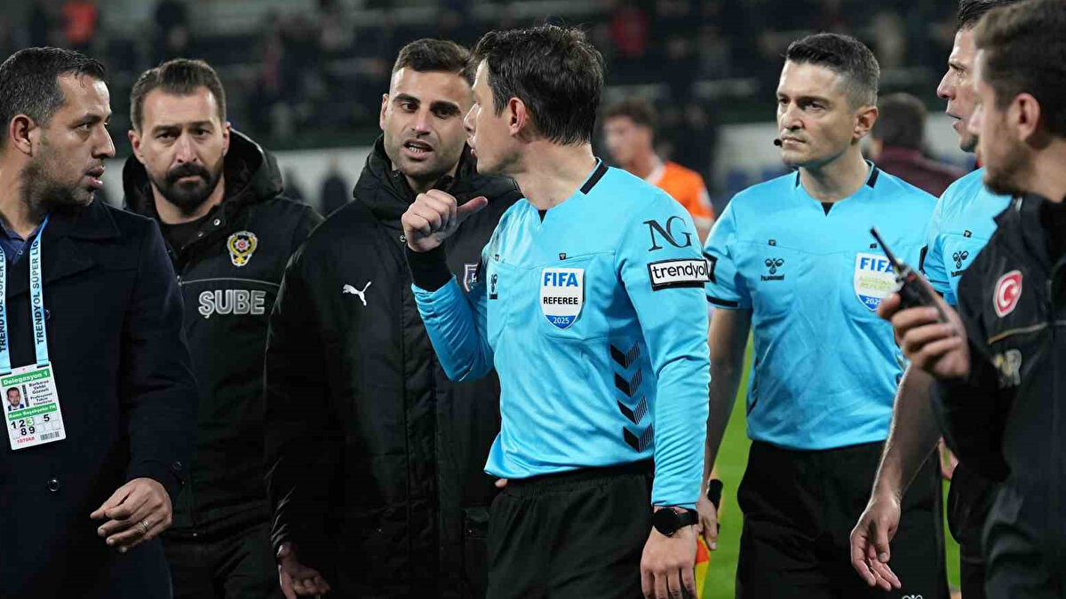 "MELER’İN GÖZÜ ÖNÜNDE AMA VEREMEDİ"<br><br>"VAR hakemini dikkatinden dolayı kutlarım. 32'de Kemen penaltı beklentisi içinde hakemi aldatmaya yönelik bir jumping yaptı, net sarıydı ama Meler vermedi. Aynı Kemen 1 dakika sonra kontrolsüz hareketten sarı gördü! 47'de Trabzonspor'un golünde ilk çıkışta Oulai ofsayt, iptal doğru. 74'te yine doğru bir VAR müdahalesi ile Trabzonspor lehine doğru bir penaltı kararı geldi. Pozisyon Meler'in gözü önünde ama veremedi!"