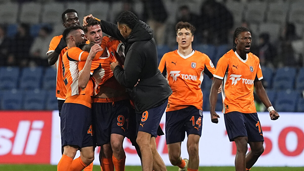 “SORUNLARI YAŞAYAN TRABZONSPOR OLDU”<br><br>İskender Günen: Visca'nın şanssız şekilde sakatlanmasından sonra rakip 10 kişi kaldığında dakika 10'du. Yani her şey Trabzonspor lehinde ama gel gör ki rakibin sorunlar yaşaması gerekirken sorunları yaşayan Trabzonspor oldu.