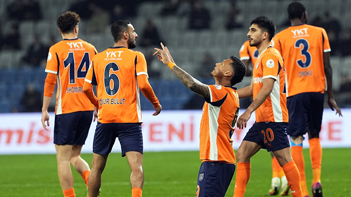 "Yenilen birinci golde duran top ardından Okay'ın yaptığı anlamsız hata, ikinci golde ise Batagov'un hatası öne çıktı. Ancak bu galibiyet zirve yarışında büyük önem taşıyor."<br>