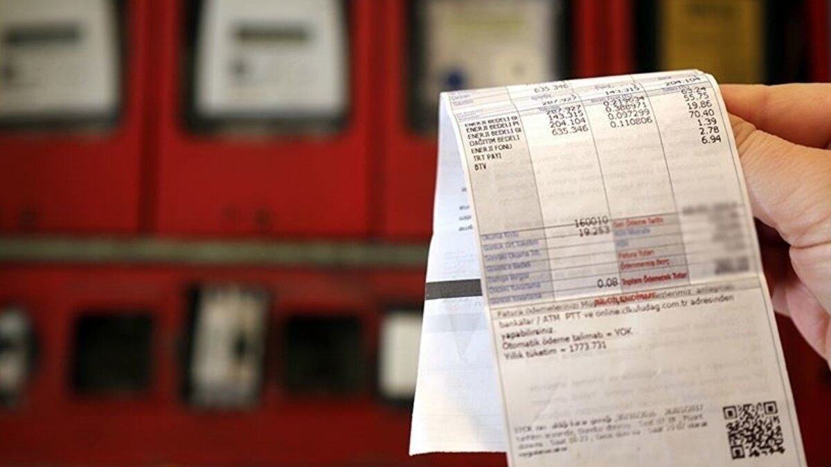 Yeni düzenleme ile elektrik sektöründe önemli bir eşik giriyor: 1 Ocak 2026 itibarıyla mesken tüketicilerinin yıllık 4.000 kilovatsaat (kWh) sınırını aşan kullanımları, kamu sübvansiyonu kapsamından çıkarılacak. Bu adım, devlet destekli tarifelerde hak sahipliğini daraltmayı amaçlıyor.