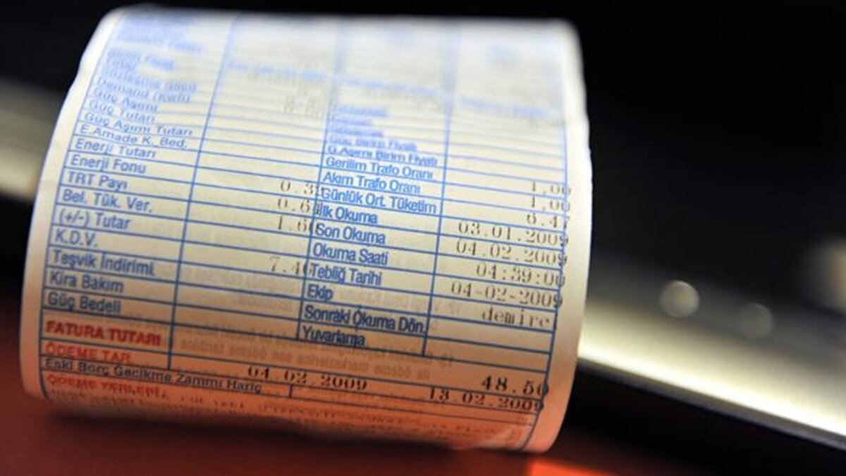 Mesajlarla Bilgilendirme<br>Elektrik tedarikçileri, sınırı geçen abonelere bilgilendirme mesajları göndermeye başladı. SMS’lerde “tüketiminiz son kaynak tarifesi limitinin üzerinde” olduğu, ayrıca serbest tüketici statüsüne geçerek ikili anlaşma yapma seçeneğinin bulunduğu öneriliyor. 