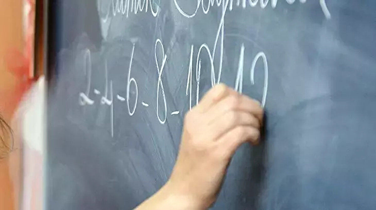 "Dünyada Üniversiteye Başlama Yaşı 15-16, Bizde 19"<br>Bakan Tekin, lise eğitim süreleri ve zorunlu eğitimle ilgili tartışmaların sadece Türkiye'de değil, uluslararası platformlarda da sürdüğüne dikkat çekti. Eğitim süresinin kısaltılmasından ziyade, gençlerin hayata ve yükseköğretime başlama yaşının öne çekilmesi gerektiği üzerinde durdu.<br><br>Türkiye ile İngiltere ve ABD gibi ülkeleri kıyaslayan Tekin, şu çarpıcı verileri paylaştı:<br><br>Dünya Ortalaması: İngiltere veya Amerika’da gençler 15–16 yaşında üniversite ya da yükseköğretime başlıyor.<br><br>Türkiye Ortalaması: Türkiye'de ise üniversiteye başlama yaşı ortalama 18 yıl 9 ay, yani neredeyse 19 yaşını buluyor.<br><br>Bakan Tekin, asıl tartışılması gereken konunun bu yaş farkı olduğunu vurgulayarak; "Çocuklarımızın ve gençlerimizin zorunlu eğitimi tamamlama yaşıyla ilgili tartışmalar var; 'çok geç başlıyorlar' yönünde görüşler bulunuyor" dedi.