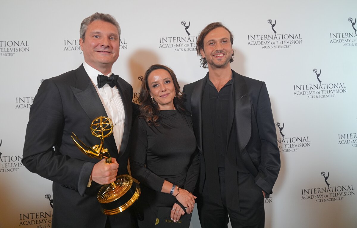 Türkiye’ye uluslararası başarı<br>Show TV’de yayınlanan ve Ay Yapım tarafından hazırlanan dizi, Brezilya ve İspanya gibi güçlü televizyon ülkelerinin yapımlarıyla yarıştı. Deha’nın ödüle değer görülmesi, Türk dizilerinin dünya genelinde artan etkisinin bir göstergesi olarak yorumlandı.