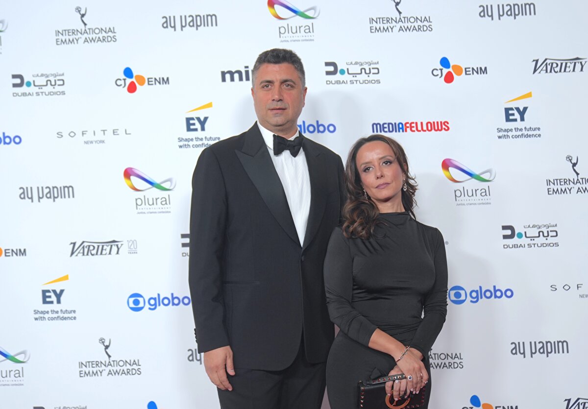 Türk televizyon sektörünü uluslararası arenada temsil eden Deha, 53. Uluslararası Emmy Ödülleri’nde “En İyi Pembe Dizi (Telenovela)” kategorisinde birinciliğe layık görüldü. New York’ta düzenlenen tören, ABD dışında üretilmiş yapımların değerlendirildiği prestijli bir etkinlik olarak biliniyor.