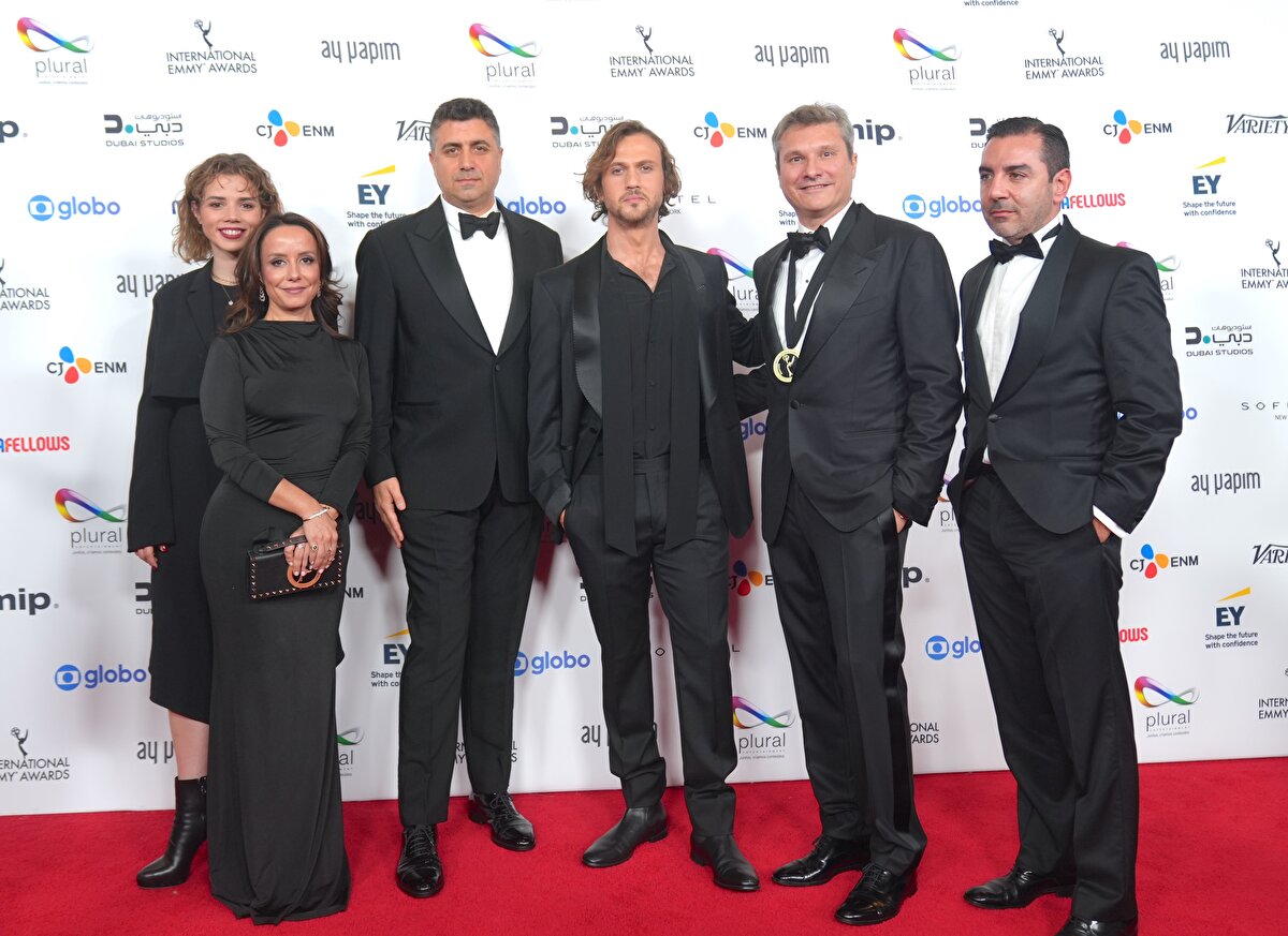 New York’taki 53. Uluslararası Emmy Ödülleri’nde Deha rüzgârı esti. Show TV yapımı dizi, “En İyi Pembe Dizi” ödülünü alarak Türkiye’nin küresel televizyon pazarındaki etkisini bir kez daha gösterdi. Ekip, uluslararası rekabette bu başarının Türk dizilerine yeni bir kapı açtığını vurguladı.