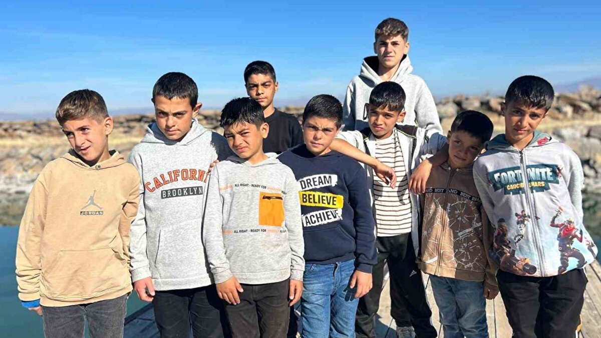 Miraç Çıkla ise sıcak günlerde günde birkaç kez göle girdiklerini, kışın ise tamamen uzaklaştıklarını anlattı. Okulda arkadaşlarının saçlarındaki değişimi görünce şaşırdığını söyleyen Çıkla, yeniden göle girecekleri yaz aylarını özlediklerini dile getirdi. Yunus Emre Erden de yazın saçlarının sararmasını eğlenceli bulduklarını belirtti.