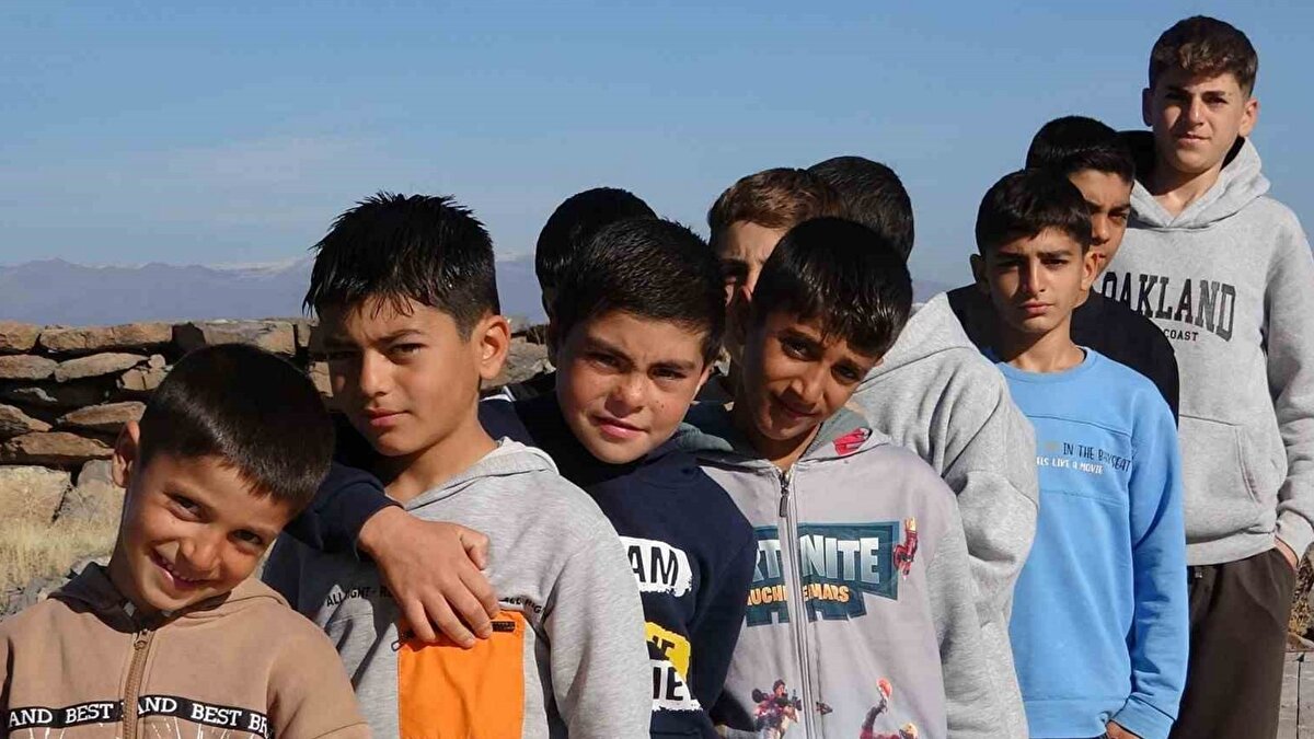 "Yeniden Icardi veya Osimhen gibi olmayı bekliyoruz"<br><br>Cihat Çıkla, önceki yıllarda havaların ağustos ayından sonra soğuduğu için göle giremediklerini, ancak bu yıl sıcakların uzun sürmesiyle ekim ayına kadar yüzmeye devam ettiklerini belirtti. Bu nedenle saçlarının doğal rengine dönüşünün geciktiğini ifade eden Çıkla, "Biz saçlarımızın sarı halini çok seviyoruz. İnsanlar da artık bu halimize alıştı. Bu yüzden bize ‘Van Gölü’nün sarı saçlı çocukları’ diyorlar. Havaların ısınmasıyla yeniden Icardi veya Osimhen gibi olmayı bekliyoruz" dedi.<br>