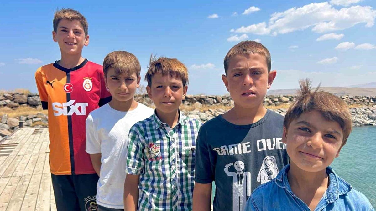 Yörede yaşayan çocuklar yaz boyunca neredeyse günün çoğunu suda geçiriyor. Göl suyunun sodalı yapısı ve güneş ışınlarının etkisi birleştiğinde saç renkleri belirgin şekilde açılıyor. Kış aylarında soğuk hava nedeniyle göle girilmemesiyle bu değişim tersine dönüyor ve saçlar eski rengine kavuşuyor.