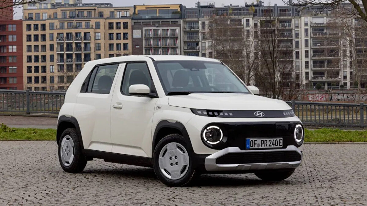 Hyundai Motor Türkiye, A-SUV segmentindeki elektrikli INSTER modelinde ürün gamını genişleterek Dynamic versiyonunu resmi olarak Türkiye’de satışa sundu. Mayıs ayında Advance donanımıyla pazara giriş yapan INSTER, yeni paketle birlikte daha geniş bir kitleye hitap eden bir elektrikli mobilite seçeneği haline geliyor.