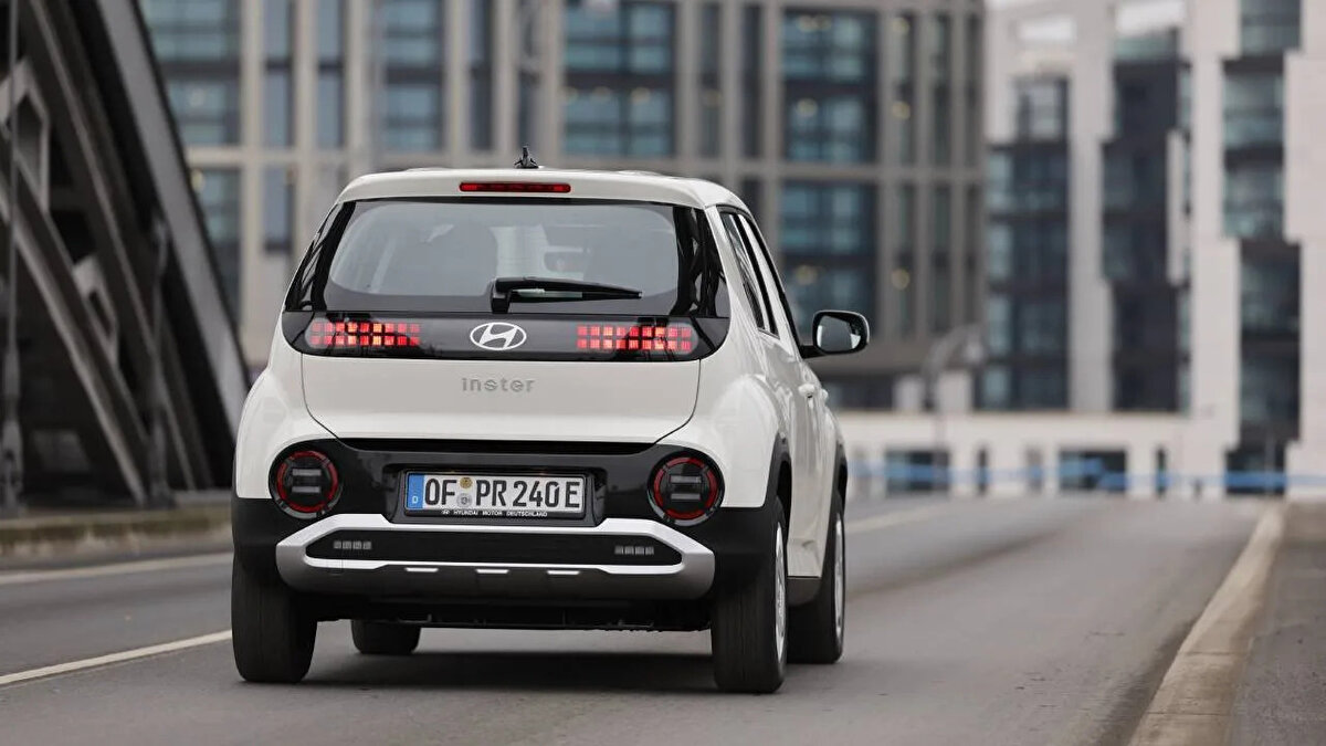 Hyundai INSTER Dynamic, uygun fiyatı, 71,1 kW’lık PMSM motoru, 327 km menzili ve siyah iç mekânıyla Türkiye pazarında elektrikli A-SUV segmentine yeni bir alternatif getiriyor. Hızlı şarj, i-Pedal ve gelişmiş sürüş destek sistemleri sayesinde şehir içi kullanımda pratiklik sunan model, satışa çıkmasıyla birlikte yoğun ilgi çekti.