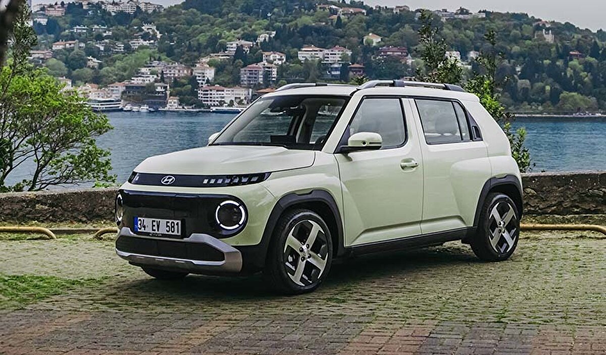 Hyundai’nin yeni Dynamic versiyonuyla birlikte INSTER ürün gamı, elektrikli A-SUV pazarında daha rekabetçi bir seviyeye ulaşıyor. Erişilebilir fiyatı, güncel teknoloji donanımları ve şehir içi kullanım odaklı tasarımıyla modelin Türkiye’de yoğun ilgi görmesi bekleniyor.