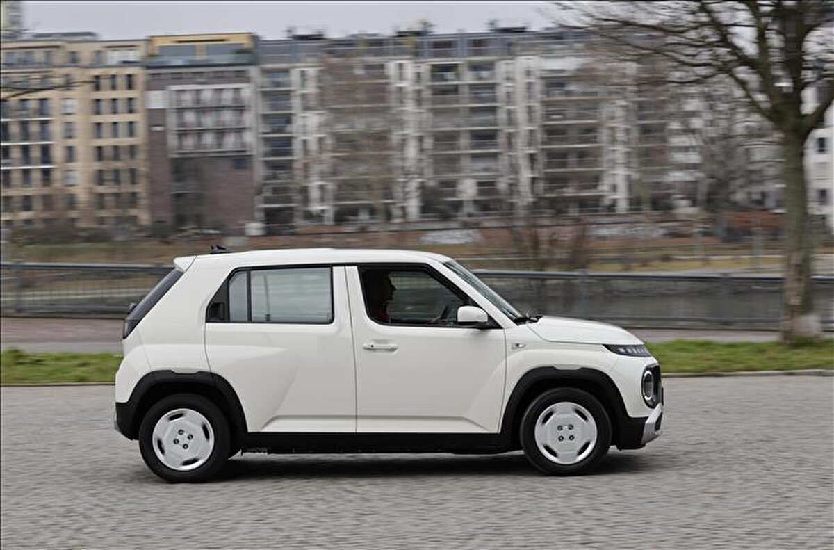 Performans: PMSM motor ve menzil avantajı<br>Dynamic paketinde kullanılan kalıcı mıknatıslı senkron motor (PMSM), 71,1 kW (yaklaşık 97 PS) güç ve 147 Nm tork üretiyor. Araç, 0’dan 100 km/s hıza 11,7 saniyede ulaşırken maksimum 140 km/s hıza çıkabiliyor. 42 kWsa batarya kapasitesiyle birleşik kullanımda 327 km WLTP menzil, şehir içi kullanımda ise 473 km menzil sunuluyor. Model, DC hızlı şarj ünitesinde yüzde 10’dan yüzde 80’e yalnızca 30 dakikada ulaşarak günlük kullanımda yüksek pratiklik sağlıyor.