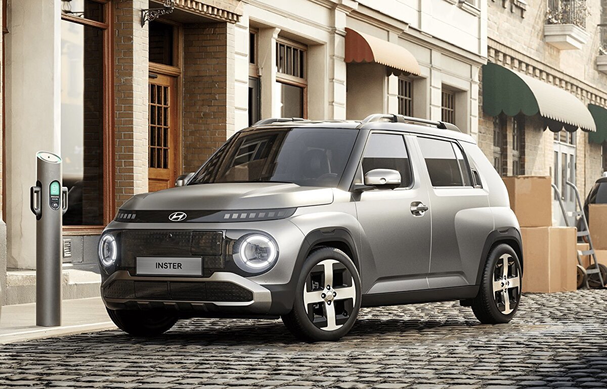 Hyundai, INSTER modelini Advance sürümünün ardından bu kez Dynamic versiyonuyla Türkiye pazarına sunarak elektrikli araç fiyat skalasını aşağı çekti. 1 milyon 399 bin TL’lik başlangıç fiyatıyla listelenen yeni versiyon, 327 kilometrelik menzil, hızlı şarj desteği ve standart güvenlik paketleriyle dikkat çekiyor. Dynamic, markanın erişilebilir elektrikli mobilite hedefinin yeni adımı oldu.
