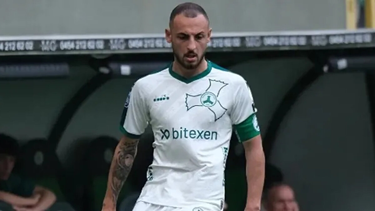 O DÖNEM GİRESUNSPOR FORMASIA GİYEN FARUK CAN GENÇ ŞİKE PARASINI OTELDE TESLİM ALDI<br><br> Savcılığa sunulan ifadelere göre Semirli, maçtan bir gün önce tarafların Ümraniye’de Giresunspor kafilesinin kaldığı otele gittiği ve savunma oyuncusu Faruk Can Genç’in bir odaya gelerek nakit ödeme aldığını aktardı. Görüşmeye menajerlik bağlantısı olan isimlerin de uzaktan bağlandığı iddia edildi.<br><br><br>Ümit Kaya isimli şahıs, eski Adanasporlu futbolcu ve menajer Koray Şanlı ile Cenk isimli şahıslarla temasta olup, bu kişilerin Giresunspor'da oynayan bazı futbolcularla para karşılığı anlaşmaya hazır olduklarını belirtti.