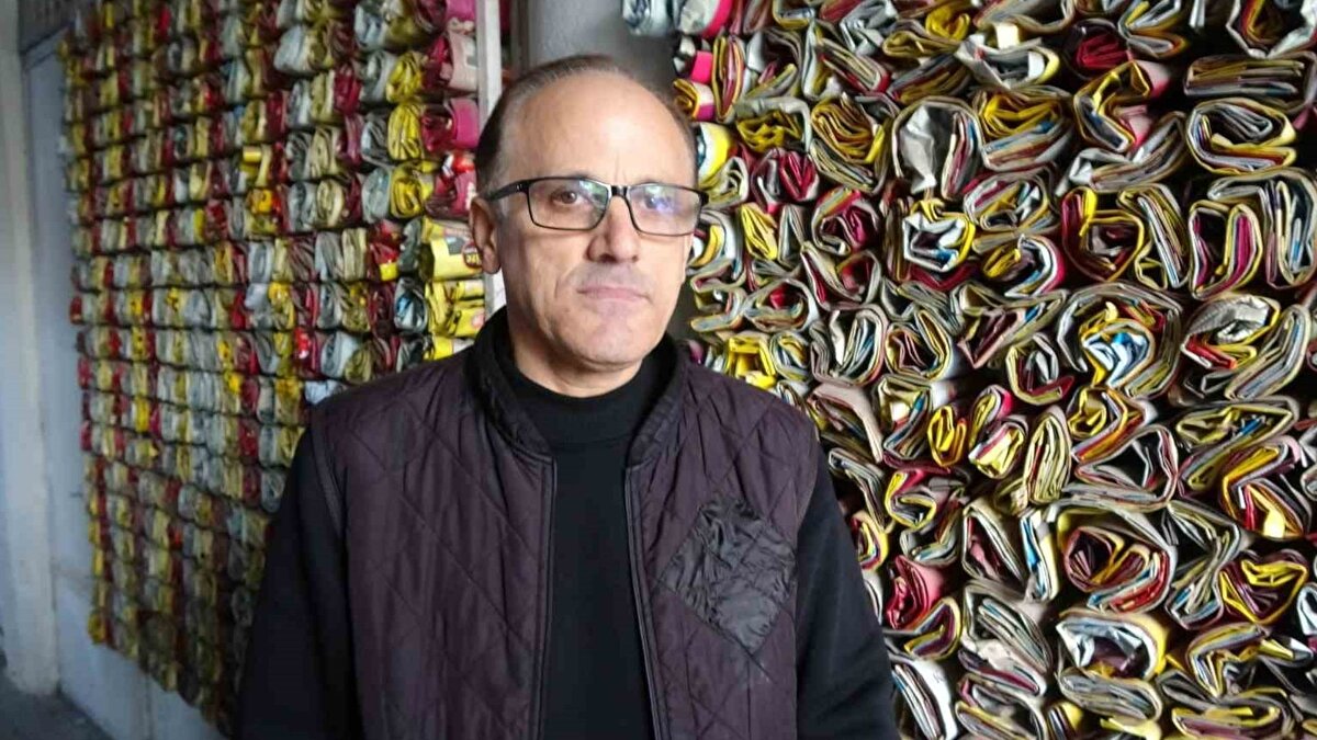 Koleksiyon 18 yılda 15 bin pakete ulaştı<br><br>56 yaşındaki Çetin, 1985’te bir çay ocağında çalışmaya başladığını ve yıllar içinde kendi iş yerini açtığını anlatıyor. Çay paketlerini biriktirme fikrinin ise tamamen görsellik kaygısından doğduğunu belirten Çetin, işletmesine gelen müşterilerin hangi çayların kullanıldığını görebilmesi için paketleri sergilemeye başladığını söylüyor. Zamanla bu uygulama bir koleksiyona dönüşmüş.