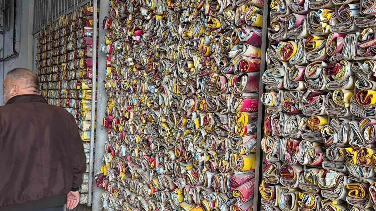 Burdur’da uzun yıllardır çay ocağı işleten Üzeyir Çetin, Türkiye’de nadir görülen bir koleksiyonla dikkat çekiyor. Çetin, 2007 yılından bu yana demleyip müşterilerine ikram ettiği çayların paketlerini biriktirerek 15 binin üzerinde parçadan oluşan geniş bir arşiv oluşturdu. Kentte küçük bir işletme yürüten Çetin, mesleğiyle birlikte bu alışkanlığını da sürdürüyor.