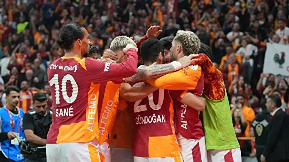 Galatasaray'ın Şampiyonlar Ligi Karnesi ve Hedef İlk 8<br>Sarı Kırmızılı ekip, bu sezon Şampiyonlar Ligi arenasında gösterdiği performansla dikkat çekiyor. Turnuvaya Eintracht Frankfurt deplasmanındaki 5-1'lik talihsiz mağlubiyetle başlasa da, Cimbom çabuk toparlandı.<br><br>Sırasıyla Liverpool ve Bodo/Glimt'i sahasında mağlup eden Aslan, son maçında zorlu Ajax deplasmanından da zaferle dönmeyi bildi. Toplamda 3 galibiyet ve 1 mağlubiyetle yoluna devam eden temsilcimiz, Union Saint-Gilloise engelini de geçerek ilk 8 iddiasını güçlendirmek istiyor.