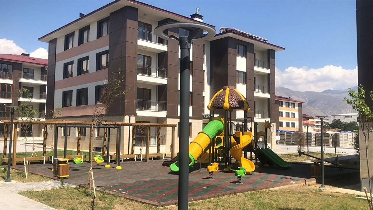 TOKİ ödeme planı nasıl olacak? (Örnek taksitler)<br><br>İstanbul dışındaki satış bedelleri ve ödeme planı şöyle:<br><br>1+1 – 55 m² (1.800.000 TL)<br><br>%10 peşinat: 180.000 TL<br><br>Vade: 240 ay<br><br>Taksit: 6.750 TL<br><br>2+1 – 65 m² (2.200.000 TL)<br><br>%10 peşinat: 220.000 TL<br><br>Taksit: 8.250 TL<br><br>2+1 – 80 m² (2.650.000 TL)<br><br>%10 peşinat: 265.000 TL<br><br>Taksit: 9.938 TL