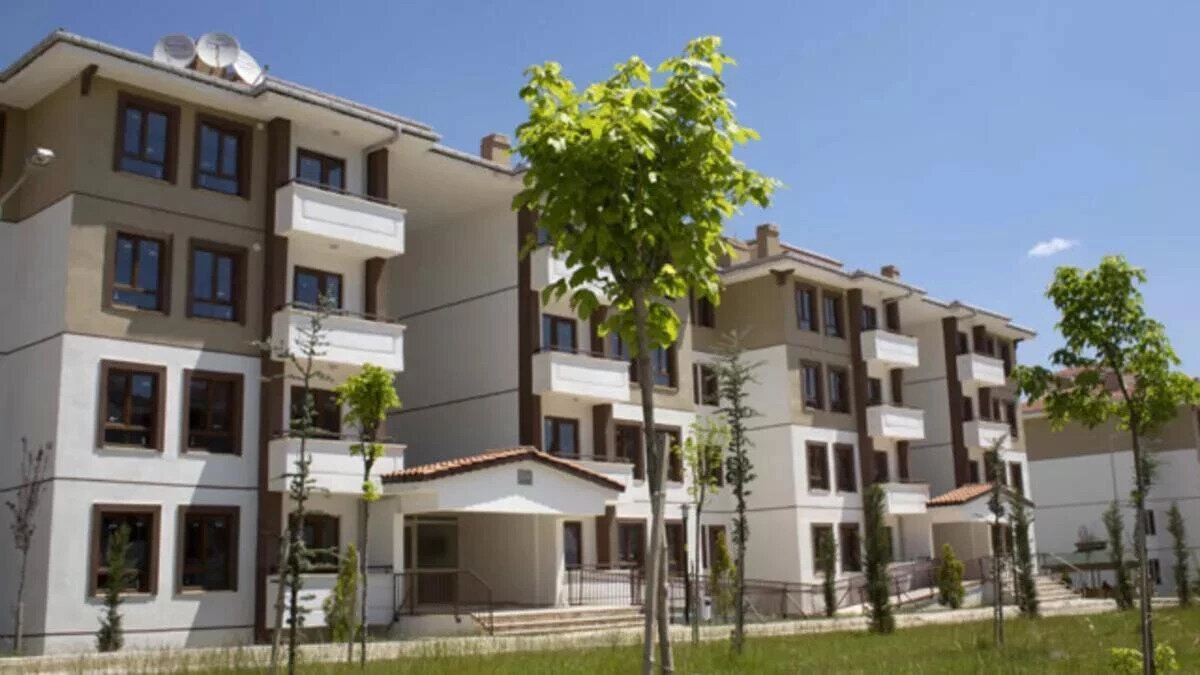 TOKİ başvuru ücreti iade edilecek mi?<br><br>Başvuru sırasında yatırılan 5000 TL ücret, kura sonucunda hak sahibi olamayan adaylara eksiksiz iade edilecek.<br>İade süreci, kura açıklamalarının tamamlanmasının ardından otomatik olarak gerçekleşecek.