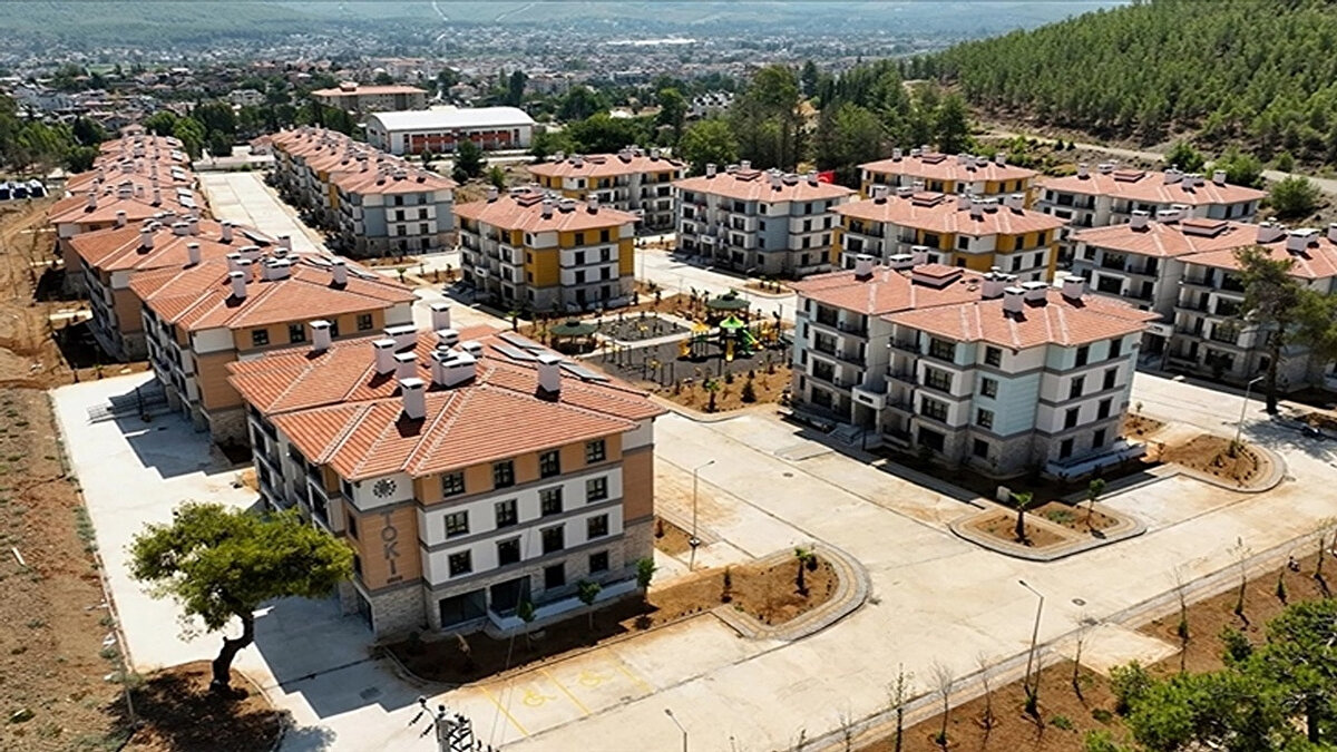 TOKİ konut teslimatı ne zaman?<br><br>Projede ilk anahtar teslimi Mart 2027 tarihinde yapılacak.<br>Konutlar 1+1 ve 2+1, yatay mimariye uygun ve geleneksel Türk konut dokusunda inşa edilecek.