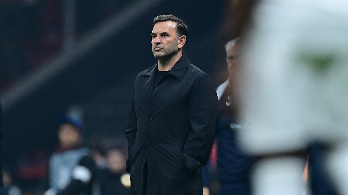 Ayrıca Buruk, tribünlere hakeme tepki göstermesi yönünde bir hareket yaptı.