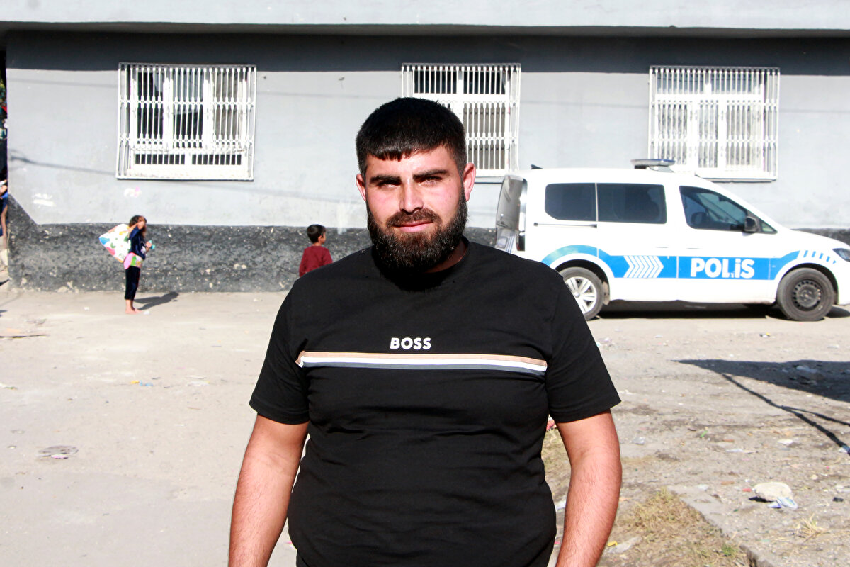 Öte yandan bazı sakinler, tamamen olumsuz bir tablo çizilmesine tepki gösterdi. Perişan Yeter, mahallenin misafirperverliğine dikkat çekerek “burada herkes birbirini kollar, kapımız herkese açıktır” ifadelerini kullandı. Yaklaşık yirmi yıldır bölgede esnaflık yapan Şükrü Şengül ise geçmişte yaşanan bazı olayların bugünün şartlarıyla karıştırılmaması gerektiğini söyleyerek mahalleye haksızlık yapıldığını dile getirdi.