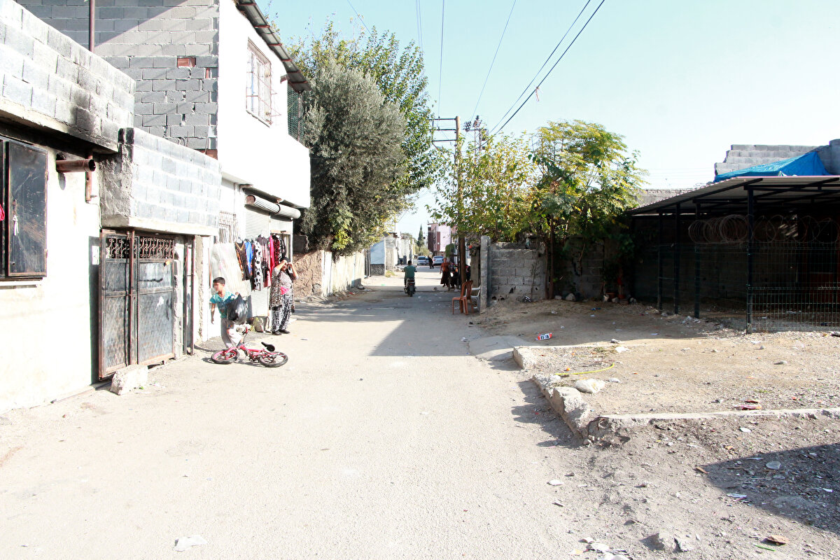 Türkiye genelindeki mahalleleri sosyal medya içerikleri, haber akışları ve kamuya açık veriler üzerinden analiz eden bir yapay zekâ çalışması, kamuoyunda geniş tartışma yarattı. Söz konusu değerlendirmede Adana’nın Yüreğir ilçesinde bulunan 19 Mayıs Mahallesi’nin “risk algısı yüksek bölgeler” arasında gösterilmesi, hem mahalle sakinlerini hem de yerel yöneticileri harekete geçirdi.