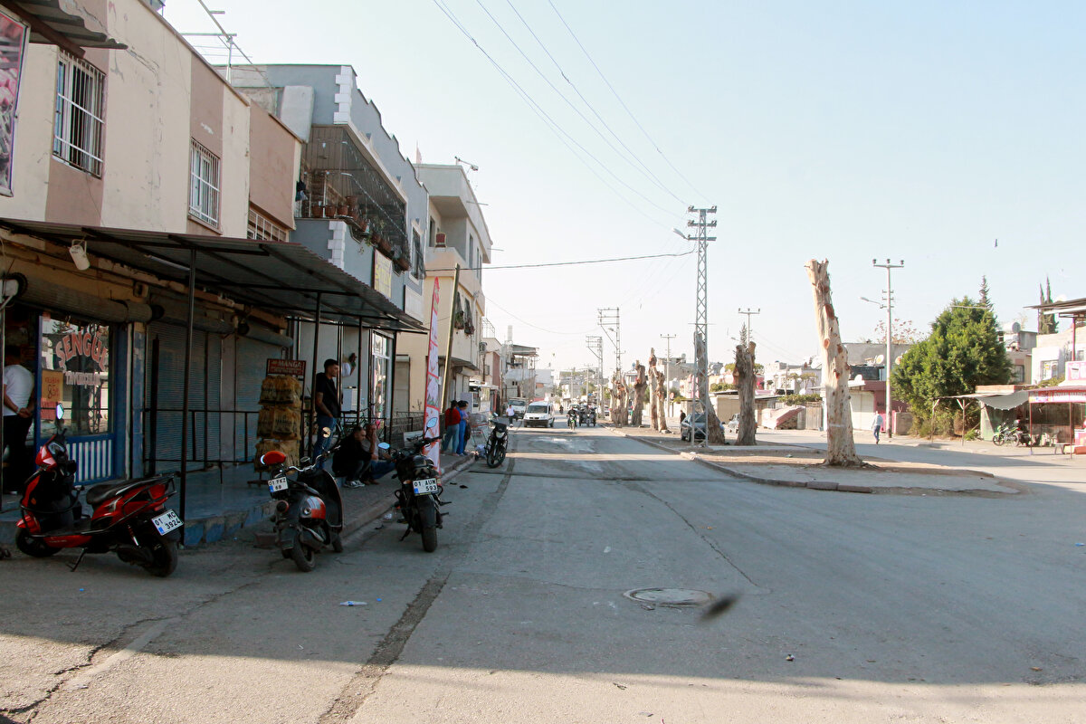 Yapay zekâ analizinin ardından tartışmalar büyürken Adana Valisi Yavuz Selim Köşger, mahallenin zannedildiği gibi bir durum içinde olmadığını ifade ederek kente yönelik olumsuz algının “tanıtım eksikliğinden” kaynaklandığını söyledi. Köşger, araştırmaya katkı sunan herkesi Adana’yı yerinde görmeye davet etti.