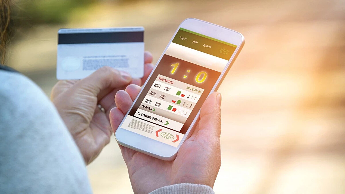 Ne Olmuştu?<br>Fenerbahçe Başkanı Sadettin Saran'ın sahibi olduğu Saran Holding bünyesindeki Tuttur, lisans iptali ve bayilik sözleşmesinin sona ermesiyle faaliyetlerini durdurmuştu. Ancak sitenin kapalı olduğu dönemde "eski üyelik bilgilerine erişim ve müdahale" iddialarının ortaya atılması, yargıyı harekete geçirdi. Konuyla ilgili sürecin nasıl işleyeceği merakla bekleniyor.