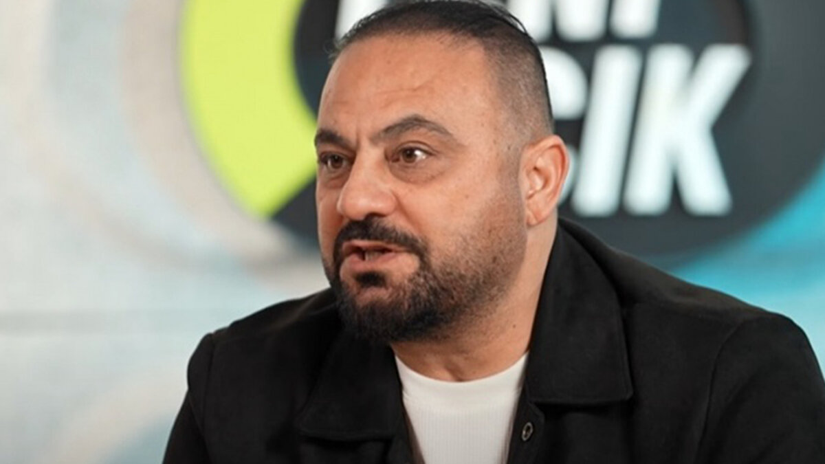 "Ben bunun nerede doğduğunu bilmiyorum, nasıl yetiştiğini de bilmiyorum ama bir zeka özürlüğü olduğu çok ortada. Oyuncu dışarıda tedavi görebilir, geliyor kendini saha içerisine atıyor, o oyuncuya sarı kart göstermiyor. Mac Allister diye bir oyuncu var. Barış Alper Yılmaz'a altı tane net faul yapıyor. Bir futbolcu bir saha içerisinde altı tane faul ile oynuyorsa bir sarı kart görür."