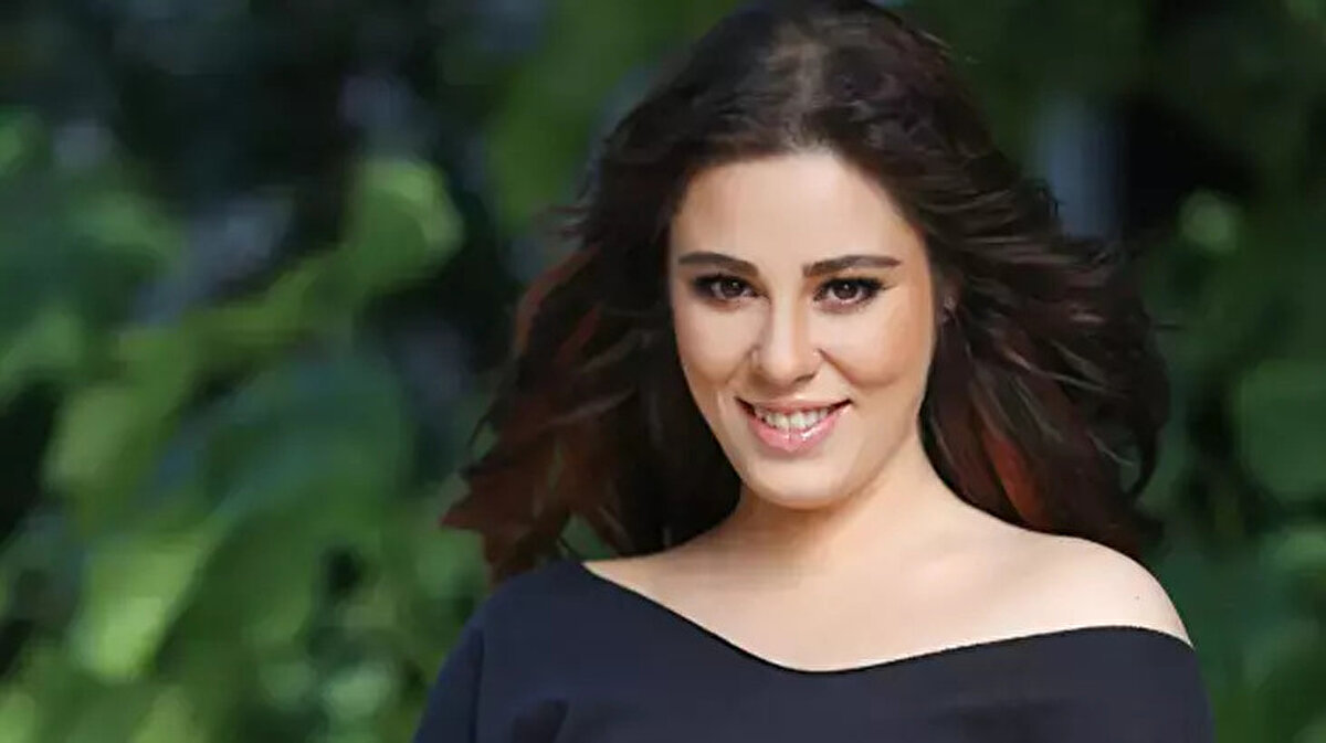 Bu duyuruya en sert tepki, sanatçının Necla Nazır’dan olan kızı Tuğçe Tayfur Aydından geldi. Tuğçe Tayfur, yaptığı açıklamada dijital gelirlerin aile içinde nasıl paylaşıldığına dair ağır eleştiriler yöneltti. “Ben sesimle para kazanıyorum, siz babamın emeği üzerinden kazanç sağlıyorsunuz” diyerek kardeşi Ferdi Taha’ya tepki gösterdi. Aydın, Ferdifon’a tedbir koydurduklarını, dijital gelirlerin artık şirkete aktarılmadığını söyledi ve “Bu gelir 3 ayda bir 2–2,5 milyon lirayı buluyordu. Bu kesilince plak çıkarma peşine düştünüz ama o da olmayacak” dedi.