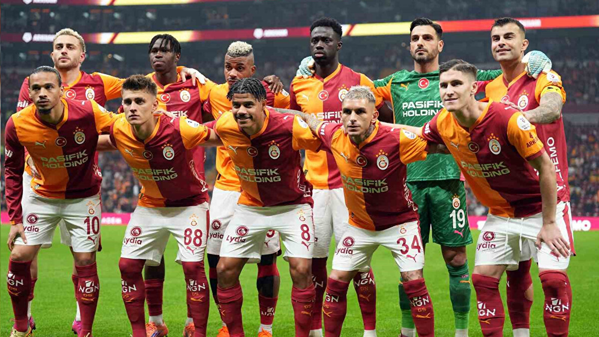 GALATASARAY'DA EKSİKLER DEZAVANTAJ ANCAK... <br><br>Galatasaray’da Osimhen ve Lemina kulübede olacak. Singo ise forma giyemeyecek. G.Saray bu anlamda hücum ve orta alanda önemli güç kaybı yaşayabilir. Bu, gol üretimini ve derinliği bir miktar zayıflatır.<br>Bu eksiklere rağmen, Galatasaray’ın hem geniş kadrosu hem de ev avantajı bu kayıpların bir kısmını telafi edebilir.<br>