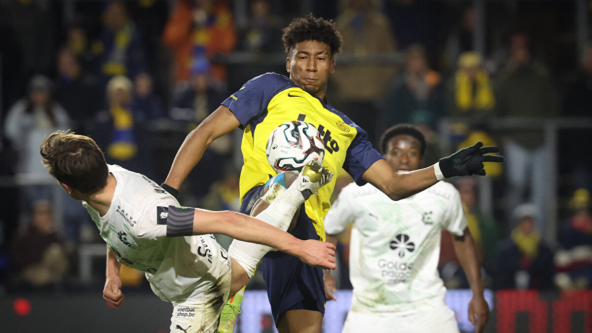 SKOR TAHMİNİ: G.SARAY UNION SG MAÇINI KİM KAZANIR? <br><br>Karşılaşmanın senaryosunu yorumlayan yapay zeka şunları söyledi: "Galatasaray rakip üzerinde baskıyı kurar, top hakimiyetiyle oyunu yönlendirir. Eksik oyuncular nedeniyle tıkır tıkır hücum yapamayabilir, ama yine de galibiyet için yeterli ceza fırsatlarını yaratır. <br><br>Union SG ise kontratağa ve set parçalara bel bağlar, ara sıra tehlikeli olur ama savunması Galatasaray’ın baskısını tamamen savuşturamaz."<br><br><br>