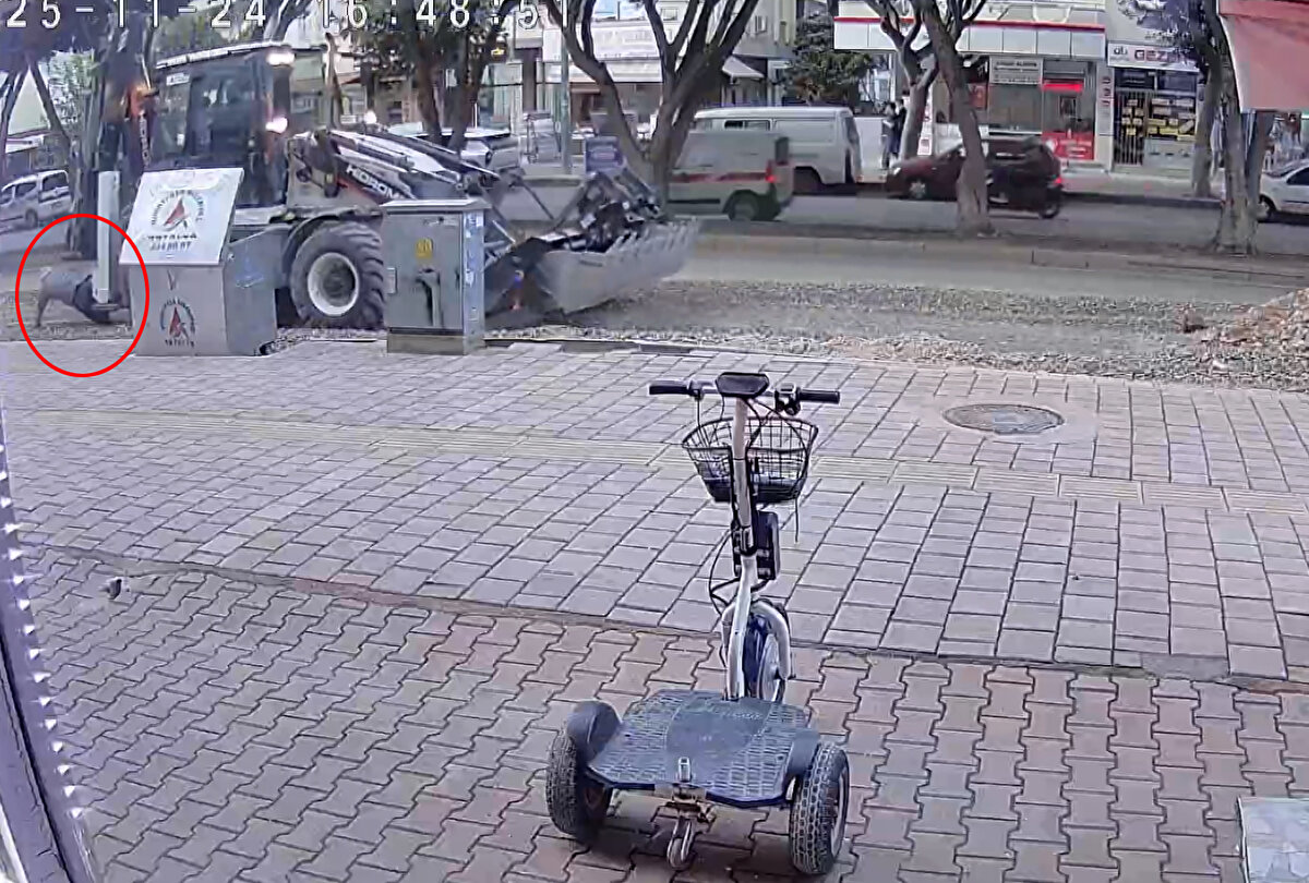 Antalya’nın Muratpaşa ilçesi Yıldız Mahallesi Yıldız Caddesi’nde dün saat 17.00 civarında korkunç bir iş kazası yaşandı. Ekmeğini almak için evden çıkan 84 yaşındaki Okan Işık, caddenin karşısına geçmeye çalışırken, ASAT Genel Müdürlüğü’ne taşeron hizmeti veren bir şirkete ait kepçenin altında kaldı.