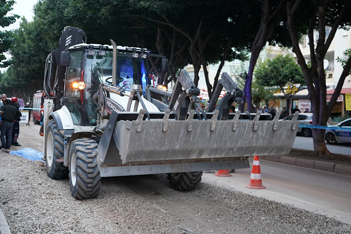 Kaza güvenlik kamerasında<br>Olay anı çevredeki bir iş yerinin güvenlik kamerasına da yansıdı. Görüntülerde Işık’ın kaldırımda yürüdüğü, kepçenin geçmesini bekledikten sonra yolun karşısına geçmeye çalıştığı, kepçenin geri manevra yapmasıyla çarpıldığı görülüyor. Kepçe operatörü ve çevredeki vatandaşların yardıma koşması da kayıtlarda yer aldı.