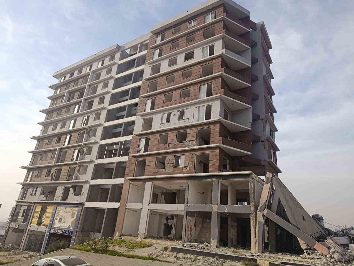 Kahramanmaraş’ta 6 Şubat depremlerinde zarar gören ağır hasarlı binaların yıkımında son aşamaya gelindi. Şehir genelinde yürütülen çalışmalar kapsamında yıkımların büyük bir kısmı tamamlanırken, geriye kalan yapıların da kısa sürede kaldırılması hedefleniyor.