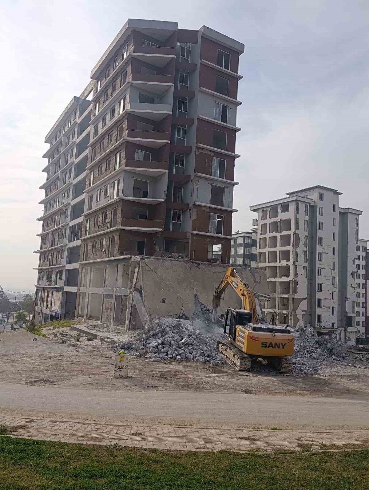 Vatandaşlar memnuniyetini dile getirdi<br>Zeynel Abidin adlı vatandaş, "Yeni binalar çok güzel, modern ve estetik. 3 yıl gibi bir süre geçti, hızla yükseliyor binalar. Biraz toz-toprak oluyor, ona katlanmamız lazım. Cumhurbaşkanımıza teşekkür ederim" dedi. Feramuz Ağcakoyunlu ise, "Burası mahkemelikti. Şimdi yıkılıyor ve yeniden yapılacak. Allah devletimizi başımızdan eksik etmesin. Başka bir ülke bu duruma getiremezdi, ama devletimiz yanımızdaydı" ifadelerini kullandı.