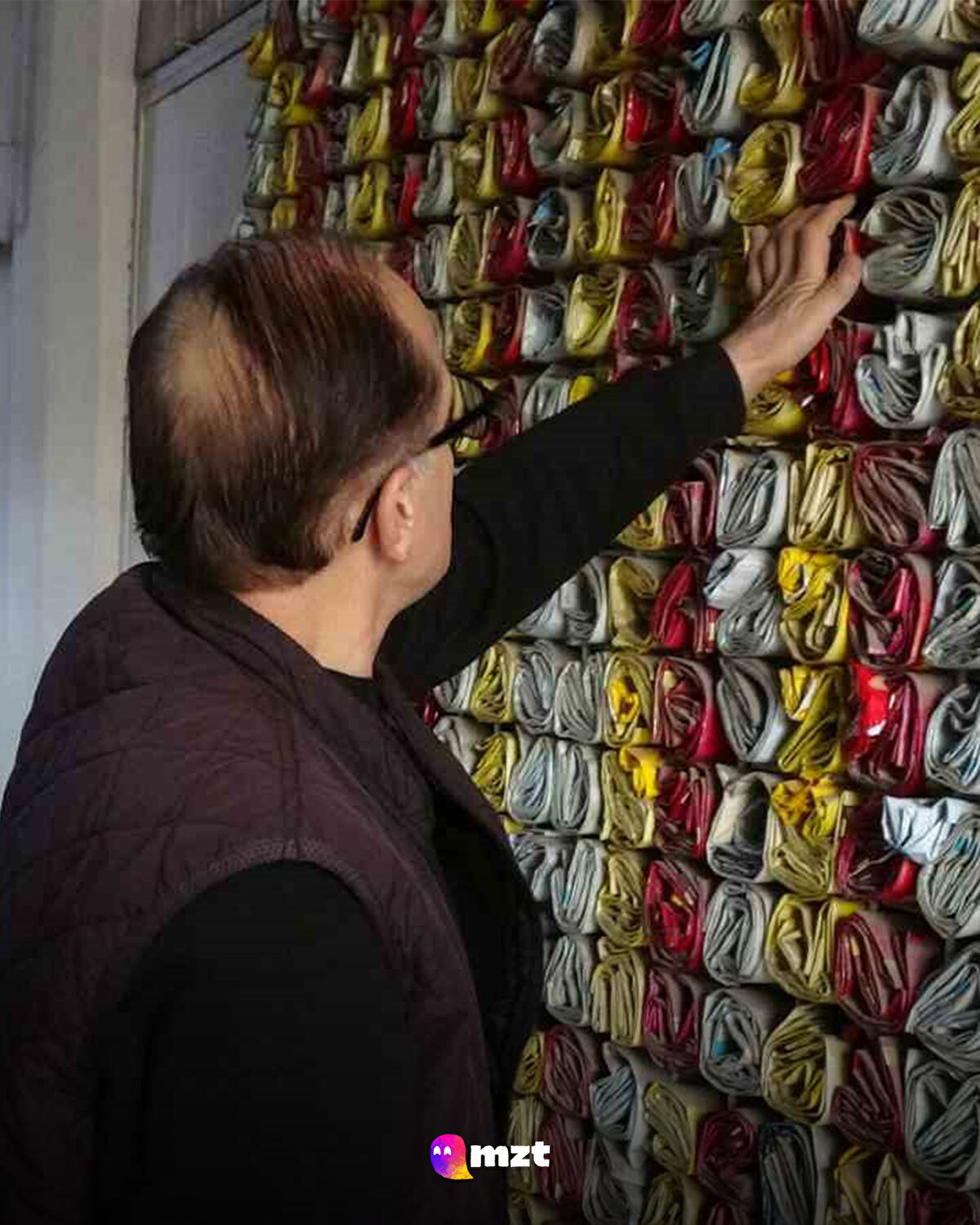 Burdur'da bir çaycı, müşteri ne içtiğini bilsin diye 18 yıldır demleyip sattığı çayların boş paketlerini sergiliyor