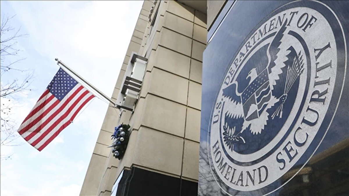 Pasaport Zorunluluğu Geri mi Geliyor?<br><br>Başvuru sürecindeki gecikmenin bir diğer nedeni olarak ise Trump yönetimi tarafından hazırlanan yeni tasarı gösteriliyor. Green Card başvurularında daha önce kaldırılan "herkes için pasaport zorunluluğu" kuralının yeniden getirilmek istendiği iddia ediliyor. Ancak bürokratik sürecin tamamlanması zaman alacağı için, pasaport zorunluluğunun bu yılki başvurularda uygulanması beklenmiyor.