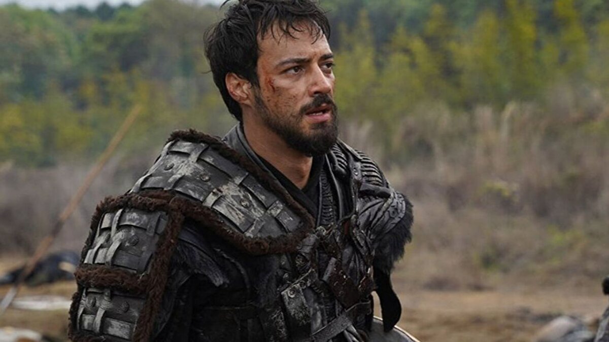 Zaman atlamasıyla başrol değişti<br><br>Dizinin yapımcılığını ve senaryosunu üstlenen Mehmet Bozdağ, bu sezon hikâyeyi Orhan Bey dönemine taşıdı. Burak Özçivit’in yerini Mert Yazıcıoğlu alırken, dizinin genel atmosferi ve karakter yapısı da bu değişime göre yeniden şekillendirildi. Yönetmen koltuğunda ise Bülent İşbilen bulunuyor.