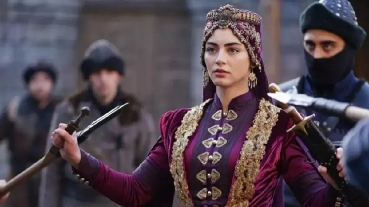 Bala Hatun’un hikâyeden çıkmasının nedeni ne?<br><br>Uzun süre boyunca Bala Hatun’a hayat veren Özge Törer, yeni sezonda dizide yer almıyor. Güzel oyuncu, yaptığı açıklamada projeden ayrılarak farklı yapımlara yönelme kararı aldığını duyurdu. Bu kararın ardından dizinin yapım ekibi de tarihsel ilerleme gereği Bala Hatun’un artık anlatının içinde yer almadığını belirtti.<br><br>Senaryoda büyük bir zaman atlaması yaşandığı için karakter doğal olarak hikâye dışına çıkarken, Bala Hatun’un hatırasına zaman zaman sahnelerde yer verilebileceği, ancak geri dönüşünün planlanmadığı ifade ediliyor.