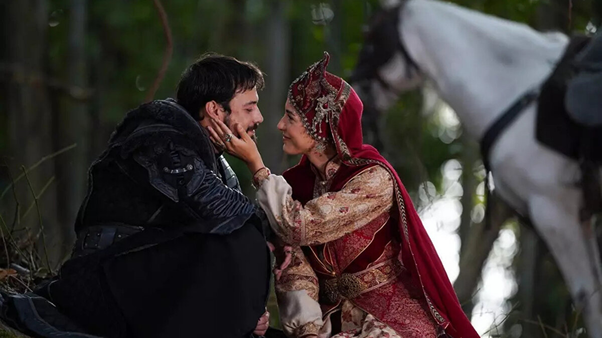 Yeni sezonda Nilüfer Hatun öne çıkıyor<br><br>Kuruluş Orhan döneminde, dizinin odağı Orhan Gazi’nin hayatına kaymış durumda. Fas asıllı oyuncu Mahassine Merabet, bu sezonda Orhan Gazi’nin eşi Nilüfer Hatun karakteriyle dikkatleri üzerine çekiyor. Yeni dönem kadrosu, dizinin tonunu ve hikâye yönünü tamamen değiştirmiş durumda.