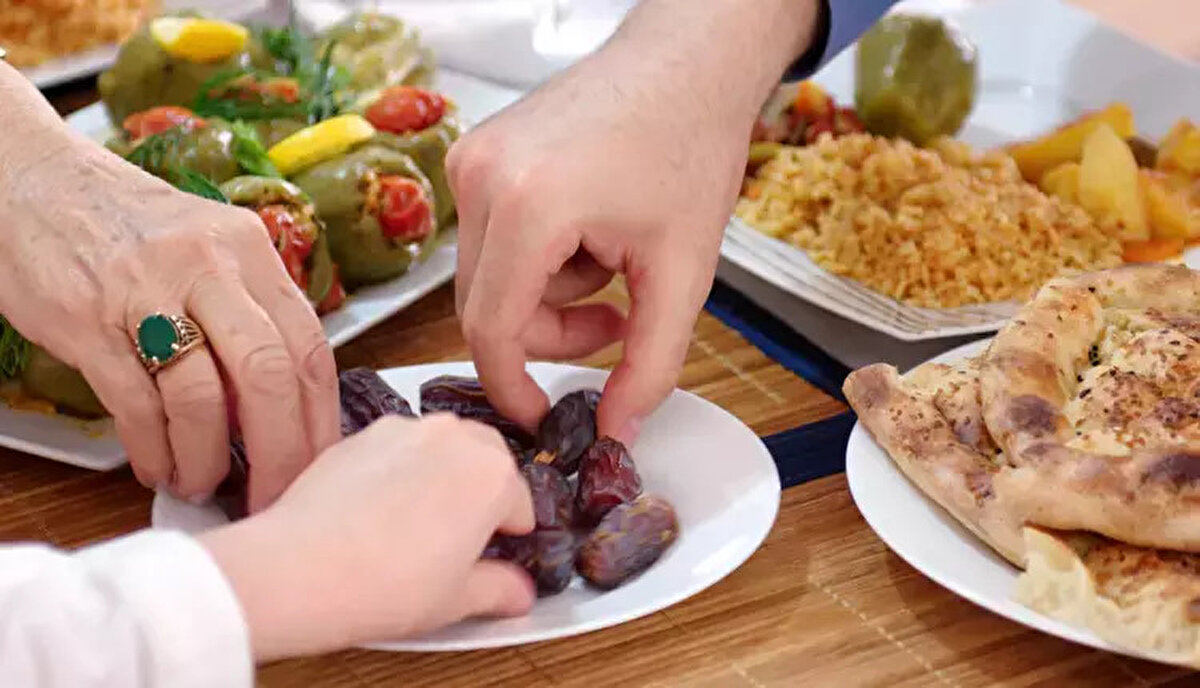 2026 Ramazan Bayramı Hangi Günlere Denk Geliyor?<br>Oruç ibadetinin tamamlanmasının ardından kutlanacak olan Ramazan Bayramı tarihleri de netleşti. 19 Mart Perşembe günü Arefe günü olarak idrak edilecek.<br><br>Ramazan Bayramı 1. Gün: 20 Mart 2026 Cuma<br><br>Ramazan Bayramı 2. Gün: 21 Mart 2026 Cumartesi<br><br>Ramazan Bayramı 3. Gün: 22 Mart 2026 Pazar