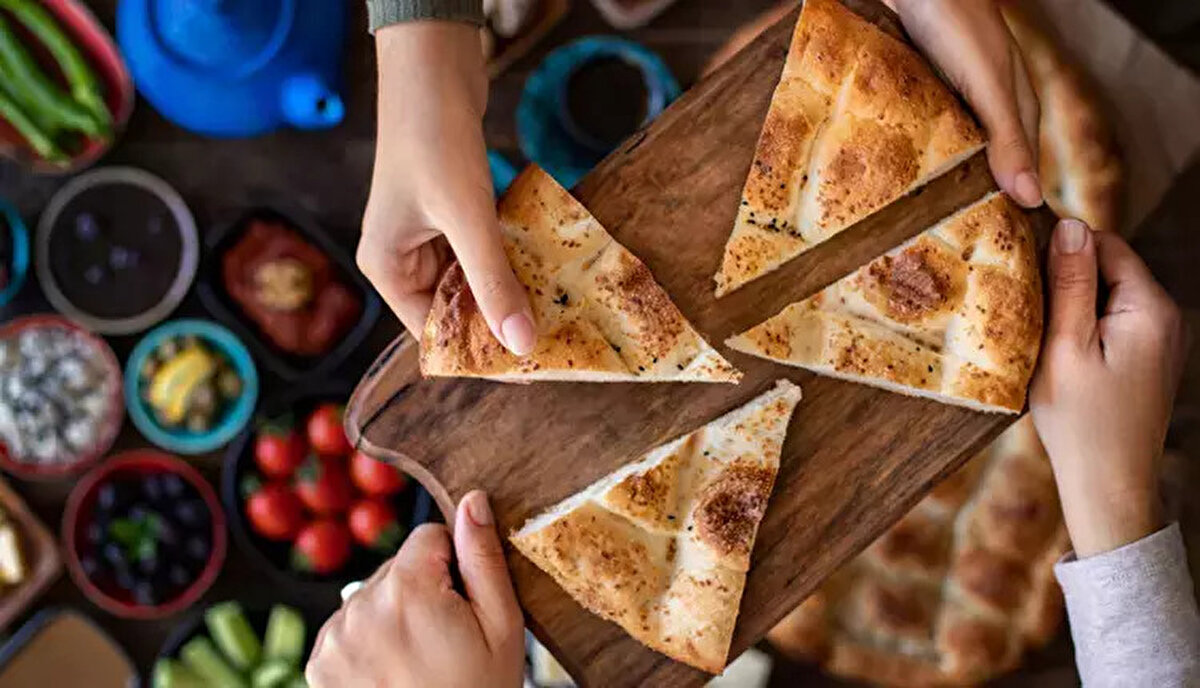 2026 Ramazan Ne Zaman Başlıyor?<br>Hicri takvime göre belirlenen dini günler, Miladi takvimde her yıl 10-11 gün geri geliyor. Bu nedenle Ramazan ayı her yıl farklı tarihlerde idrak ediliyor.<br><br>Yayınlanan takvime göre; Ramazan 19 Şubat 2026 Perşembe günü başlıyor. Müslüman alemi, 18 Şubat'ı 19 Şubat'a bağlayan gece ilk sahura kalkacak ve 19 Şubat'ta yılın ilk Ramazan orucunu tutacak.