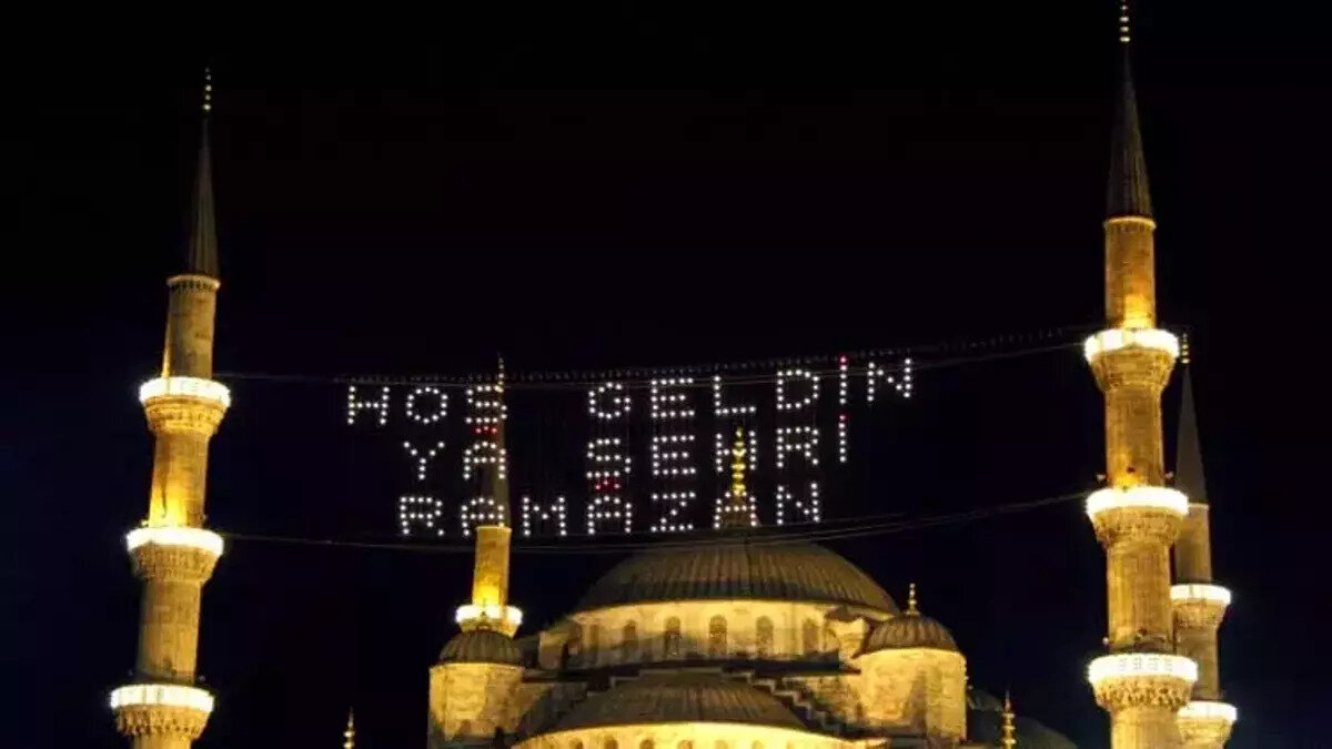 İlk Oruç Ne Zaman 2026?<br>Ramazan ayının en önemli ibadeti olan oruç için geri sayım sürüyor. "İlk oruç ne zaman?" sorusunun cevabı takvimlere 19 Şubat 2026 olarak yansıdı. 18 Şubat gecesi sahura kalkılacak ve 19 Şubat Perşembe akşamı ilk iftar yapılacak.