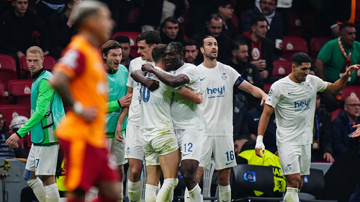 GALATASARAY TARAFTARINDAN TAKIMA TEPKİ<br><br>Devre arasında telefonuyla tribünlerden çekim yapan bir Galatasaray taraftarı, rakip takımın ısınan oyuncularını çekerken, diğer yandan G.Saray’ın yedek oyuncularını çekerek tepkide bulundu.