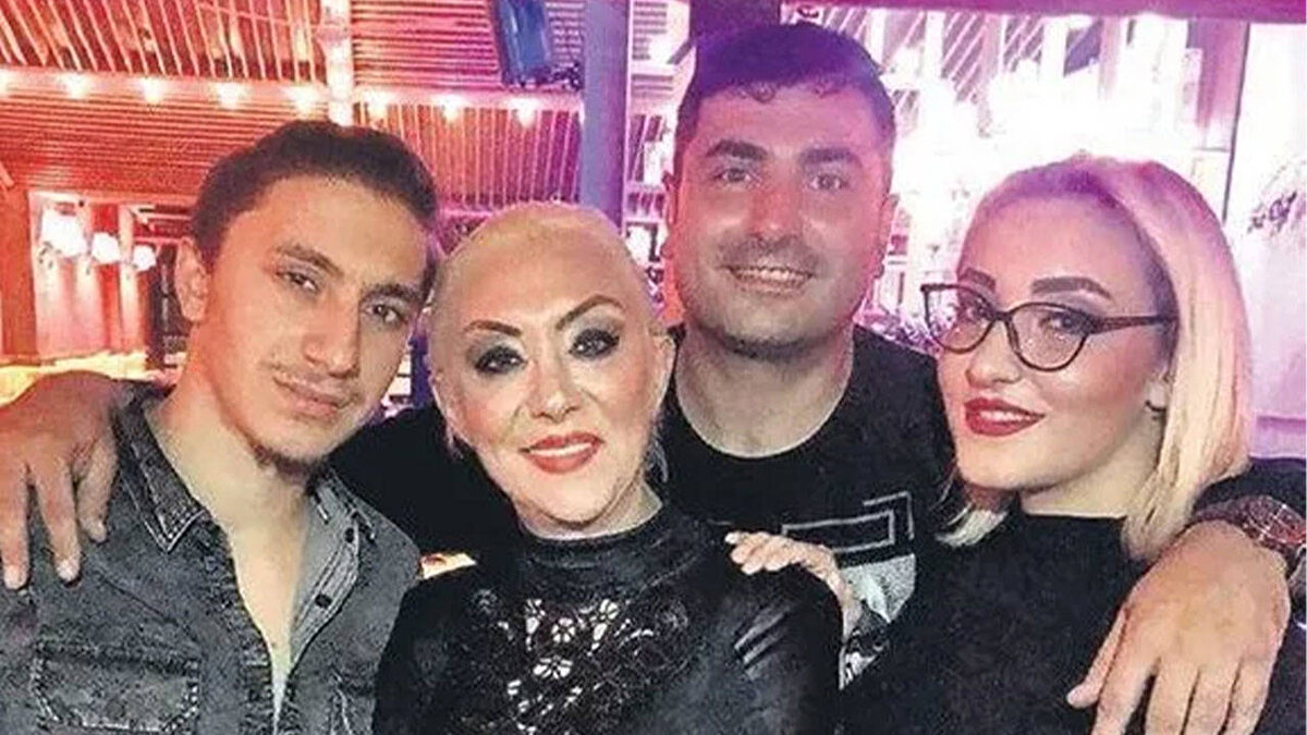 Soruşturmaya üçüncü savcı atanmıştı<br><br>Şarkıcı Güllü’nün 26 Eylül’deki şüpheli ölümü sonrası Yalova Cumhuriyet Başsavcılığı tarafından yürütülen soruşturma genişletilmiş, dosyaya bir savcı daha atanarak toplam savcı sayısı üçe yükselmişti.<br><br>Soruşturma kapsamında daha önce Güllü’nün torununun bakıcısının oğlu Osman Yıldız da ifade vermişti. Yeni iddiayla birlikte gözler Tuğyan Ülkem Gülter’e çevrildi.