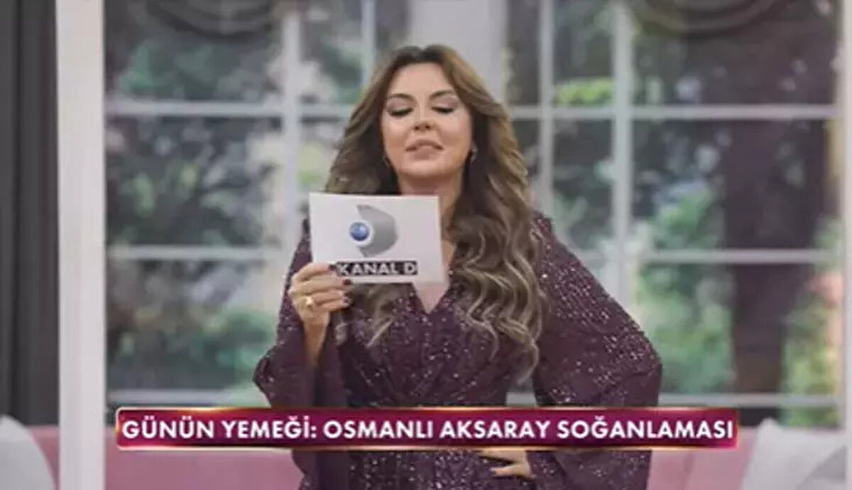 Osmanlı Aksaray Soğanlaması nasıl yapılır?<br><br>Gelinim Mutfakta’da hazırlanan Aksaray Soğanlaması, Osmanlı mutfağının hem pratik hem de aromatik tariflerinden biri. İşte adım adım yapılışı:<br><br>Soğan, sivri biber ve maydanozu ince doğrayın. Domatesleri kabuklarını soyarak hazırlayın.<br><br>Tavada tereyağını eritip soğan ve biberi kavurun.<br><br>Ardından kıymayı ekleyerek kavurmaya devam edin.<br><br>Domates, karabiber, pul biber ve tuzu ekleyip yaklaşık 5 dakika pişirin.<br><br>Ocaktan almadan önce maydanozu ekleyin.<br><br>Ayrı bir kapta un, yumurta, sıvı yağ, tuz ve suyu karıştırarak yumuşak bir hamur yoğurun.<br><br>Hamurdan küçük bezeler alıp ince şekilde açın.<br><br>Açtığınız hamurun yarısına hazırladığınız iç harcı koyun, kenarlarını kapatarak mühürleyin.<br><br>Hazırlanan hamurları önlü arkalı pişirip servis edin.