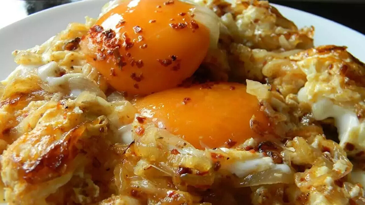 Kanal D’nin sevilen yarışması Gelinim Mutfakta, bugün ekrana gelen bölümünde izleyicileri mutfağın tarih kokan lezzetlerinden biriyle buluşturdu. Yarışmacıların hazırladığı Osmanlı Aksaray Soğanlaması, program takipçileri tarafından yoğun şekilde araştırılıyor. Osmanlı mutfağının zengin aromalarını taşıyan bu tarifi evinde denemek isteyenler için malzemeleri ve adım adım yapılışı haberimizde.